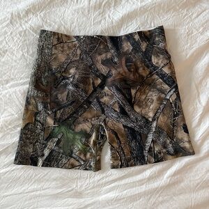 CAMOUFLAGE PINNACLE SEAMLESS SCRUNCH BUTT SHORTS 4" WOODLAND CAMO